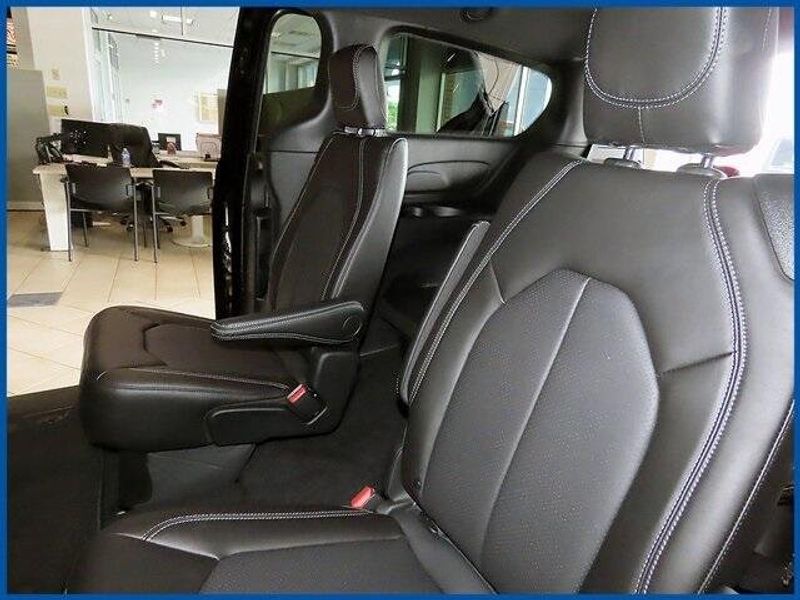 New 2025 Chrysler Voyager LXImage 9