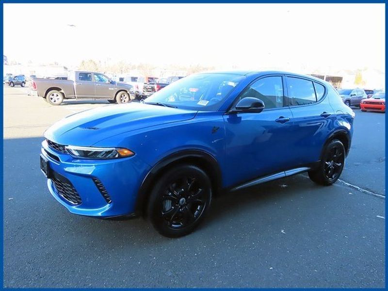 2024 Dodge Hornet R/T in a Blu Bayou exterior color and Blackinterior. Papas Jeep Ram In New Britain, CT 860-356-0523 papasjeepram.com 