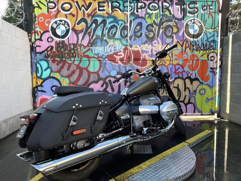 2022 BMW R18 CLASSIC in a MANHATTAN METALLIC MATTE exterior color. BMW Motorcycles of Modesto 209-524-2955 bmwmotorcyclesofmodesto.com 