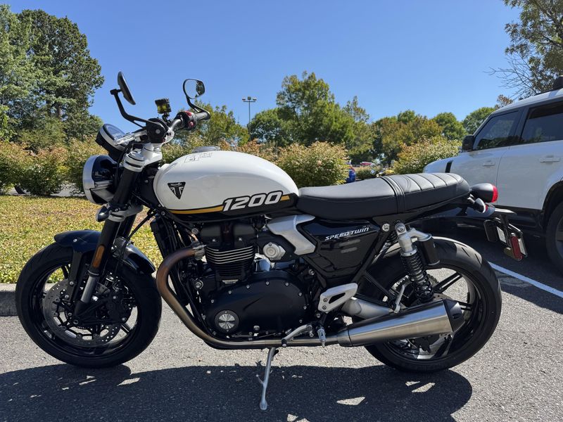 2025 Triumph Speed Twin 1200 - CRYSTAL WHITE - SAPPHIRE BLACK
