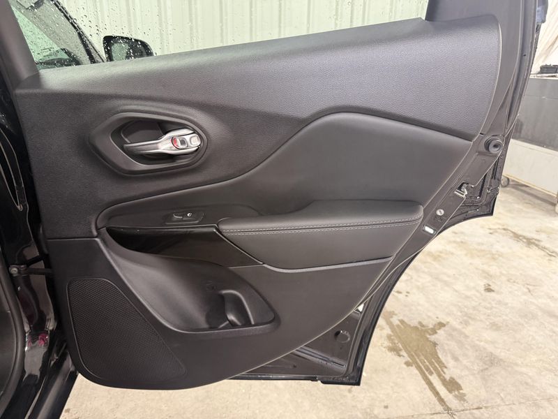 Used 2023 Jeep Cherokee Altitude LuxImage 9