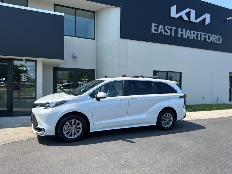 2025 Toyota Sienna XLEImage 1