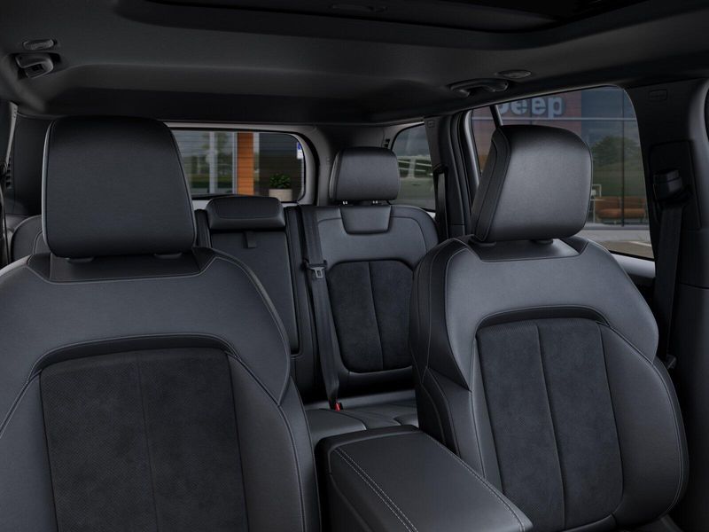 New 2027 Jeep Grand Cherokee Laredo Altitude 4x4Image 52