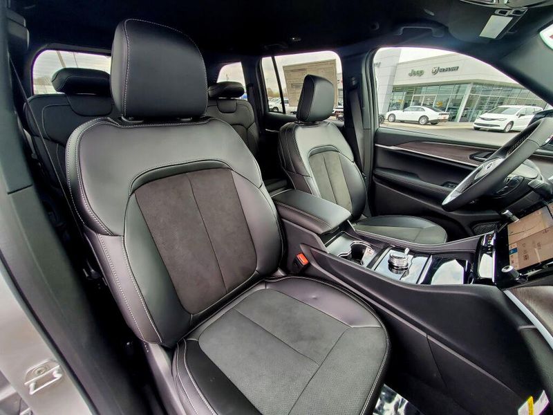 New 2026 Jeep Grand Cherokee Laredo Altitude 4x4
