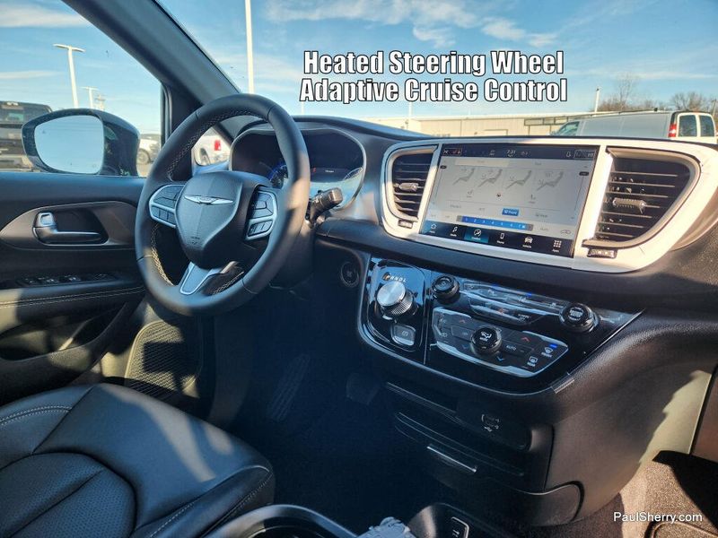 Used 2025 Chrysler Pacifica Select