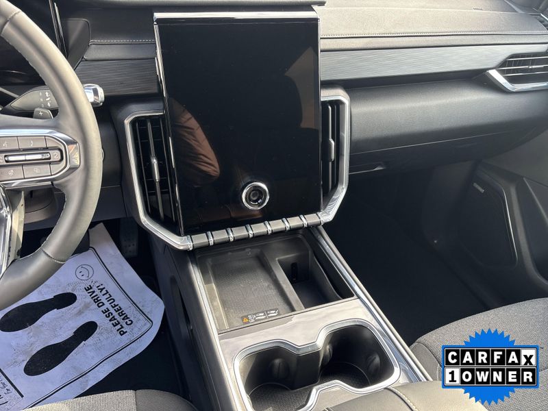 Used 2025 GMC Acadia FWD ElevationImage 34