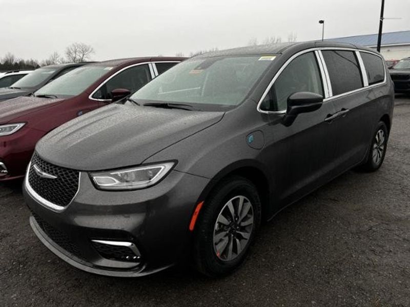 2022 Chrysler Pacifica Hybrid Touring LImage 2