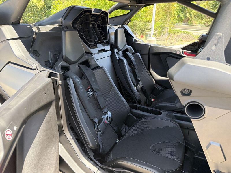 New 2026 Can-Am MAVERICK R MAX X RS 999T DCT Image 27