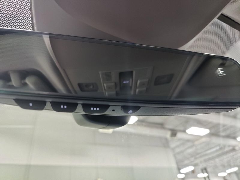 Used 2025 Volkswagen Taos SE Black AWD w/SunroofImage 22