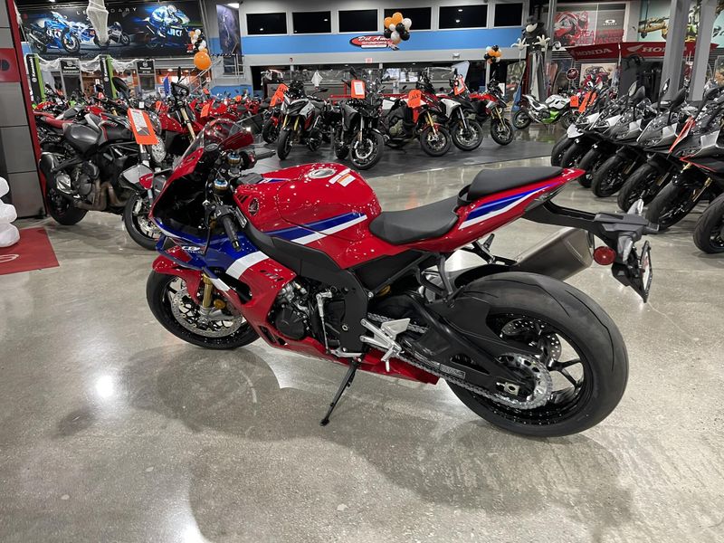 New 2025 Honda CBR1000RR-R FIREBLADE SP Image 10