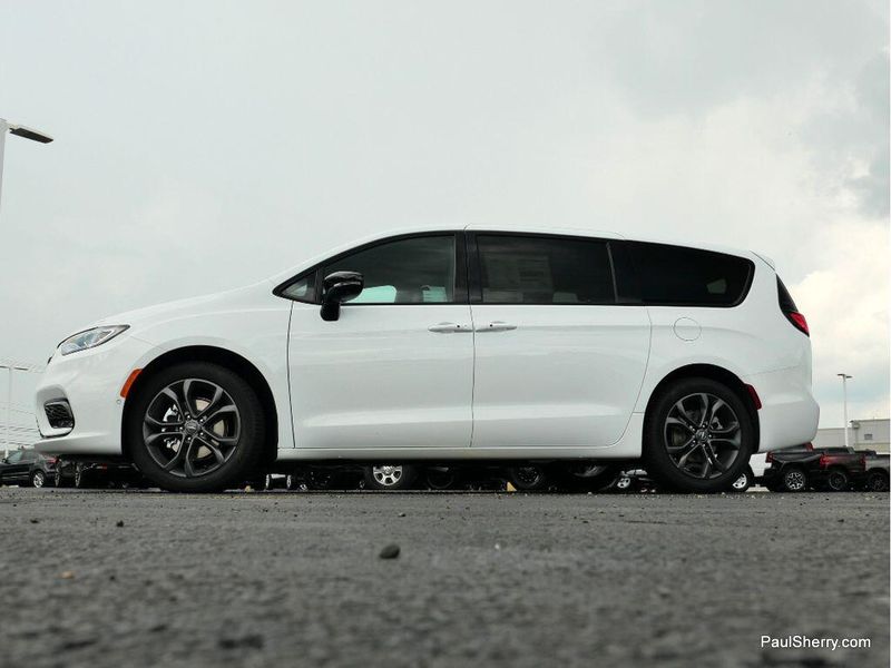 New 2026 Chrysler Pacifica Select