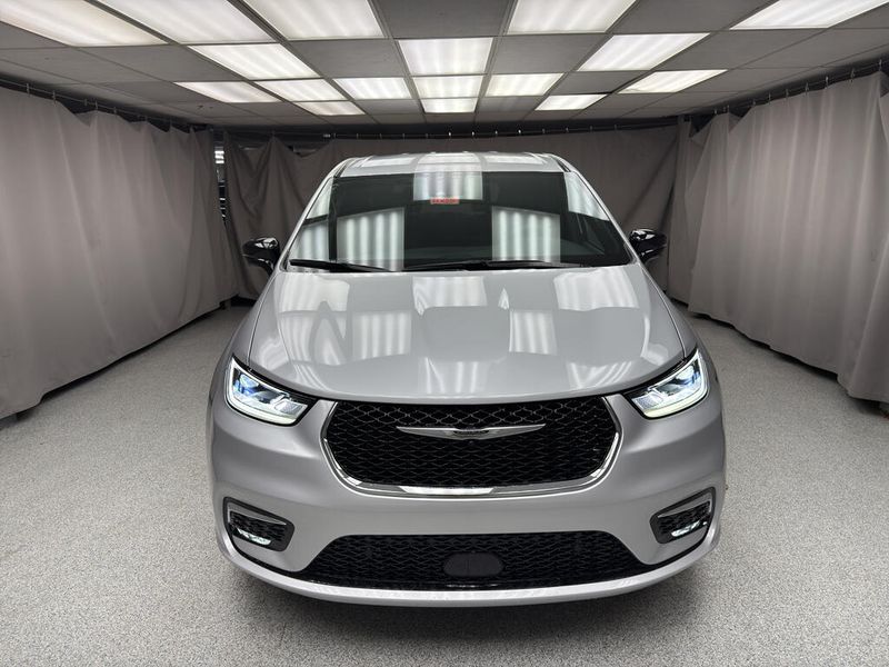 New 2026 Chrysler Pacifica Select AwdImage 5