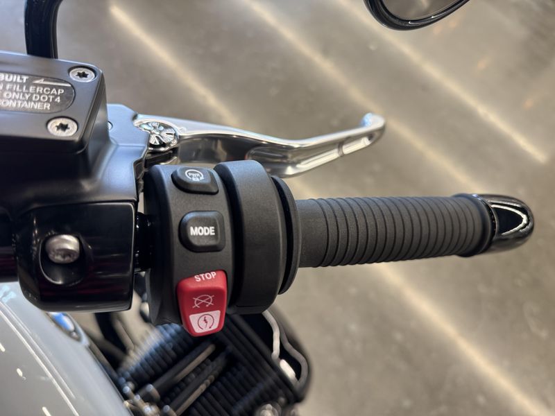 2025 BMW R 18 Classic - BLACKED OUT PKG - BROOKLYN GRAY METALLIC 