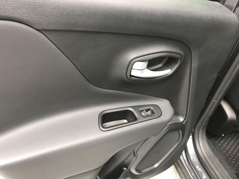 Used 2023 Jeep Renegade LatitudeImage 18