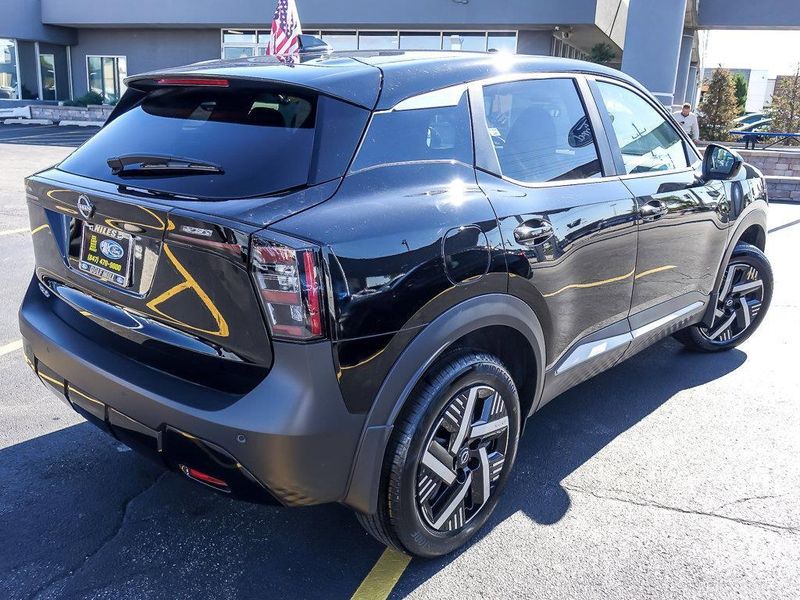 2025 Nissan Kicks SV photo 2