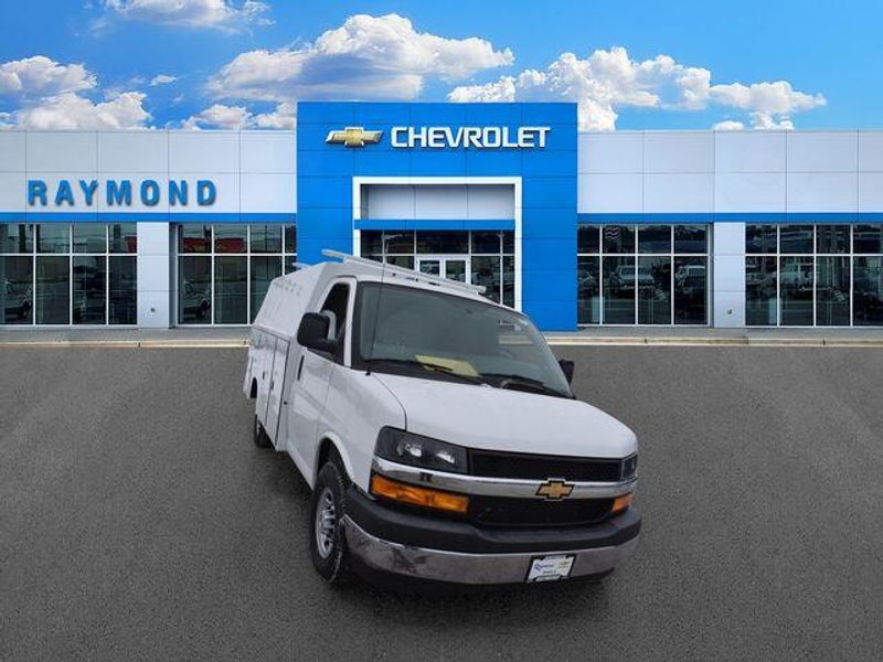 New 2025 Chevrolet Express 3500 Work VanImage 10