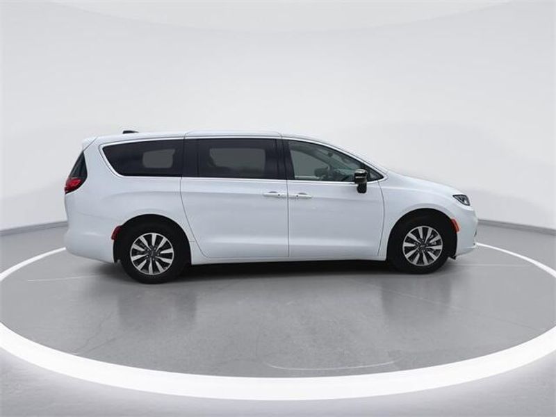 New 2024 Chrysler Pacifica Plug-in Hybrid SelectImage 9