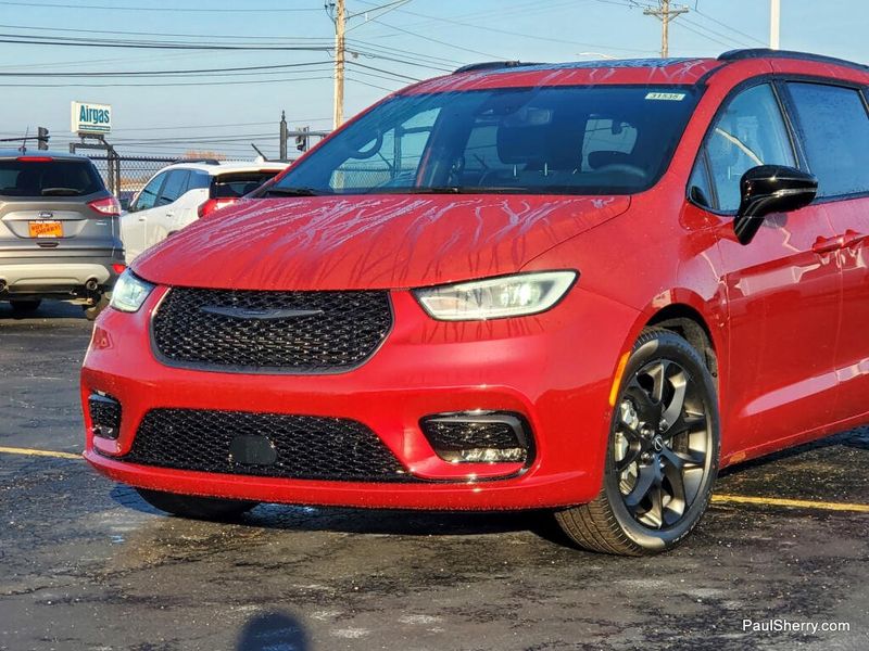 New 2026 Chrysler Pacifica Limited