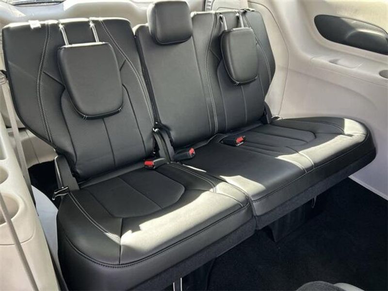 New 2024 Chrysler Pacifica Plug-in Hybrid SelectImage 15