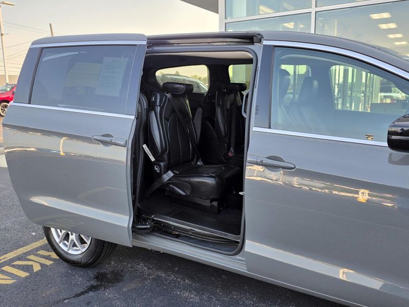 Used 2025 Chrysler Pacifica Select