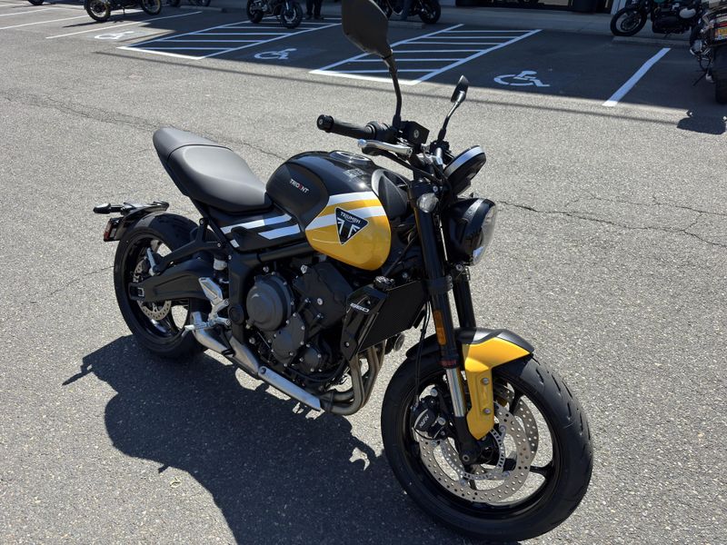 2025 Triumph Trident 660 - COSMIC YELLOW - SAPPHIRE BLACK 