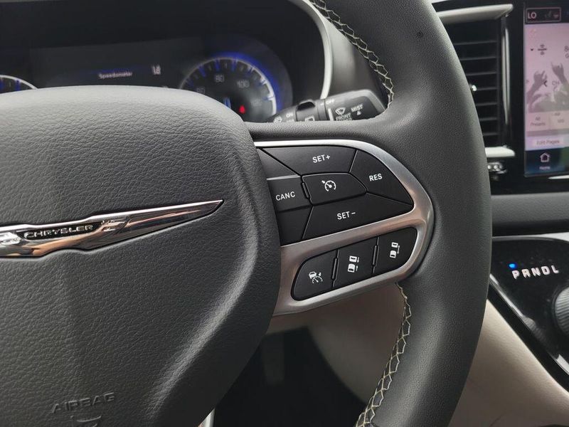 2023 Chrysler Pacifica Touring LImage 13