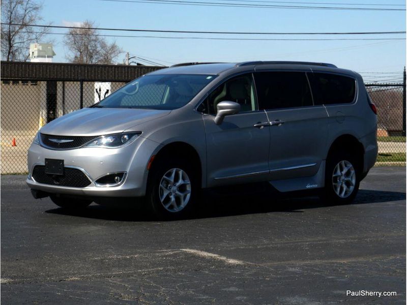 2017 Chrysler Pacifica Touring-L PlusImage 16
