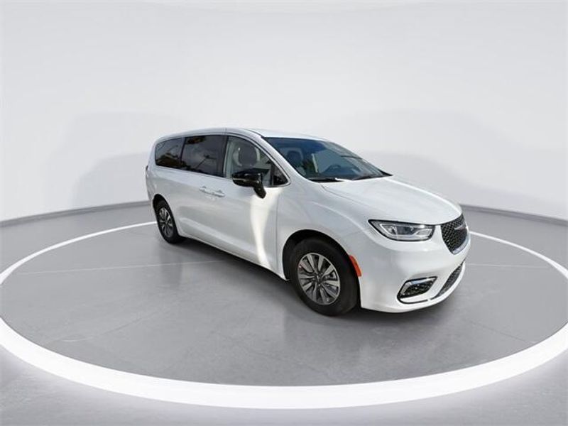 New 2024 Chrysler Pacifica Plug-in Hybrid SelectImage 2