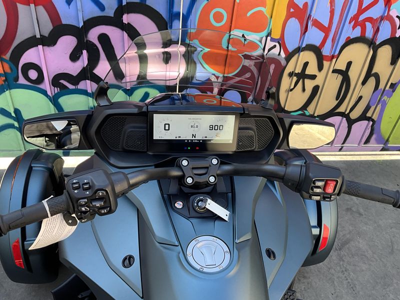 New 2025 Can-Am SPYDER F3 LIMITED Image 9