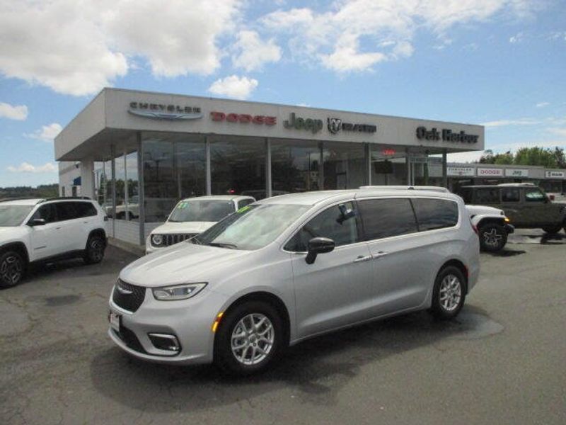 Used 2024 Chrysler Pacifica Touring LImage 1