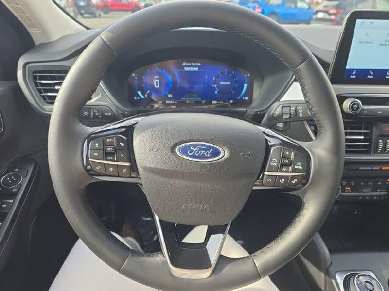 2022 Ford Escape Titanium photo 18