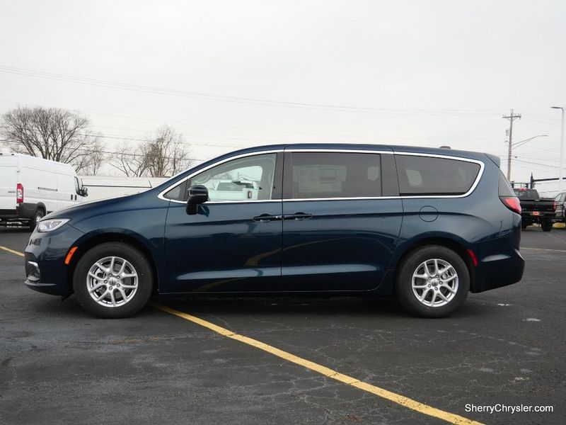 2023 Chrysler Pacifica Touring LImage 4