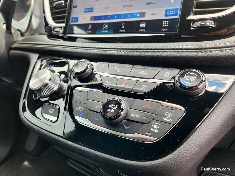 New 2026 Chrysler Pacifica Select