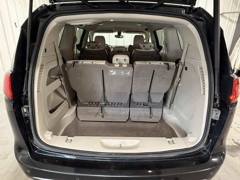 Used 2018 Chrysler Pacifica Touring LImage 5