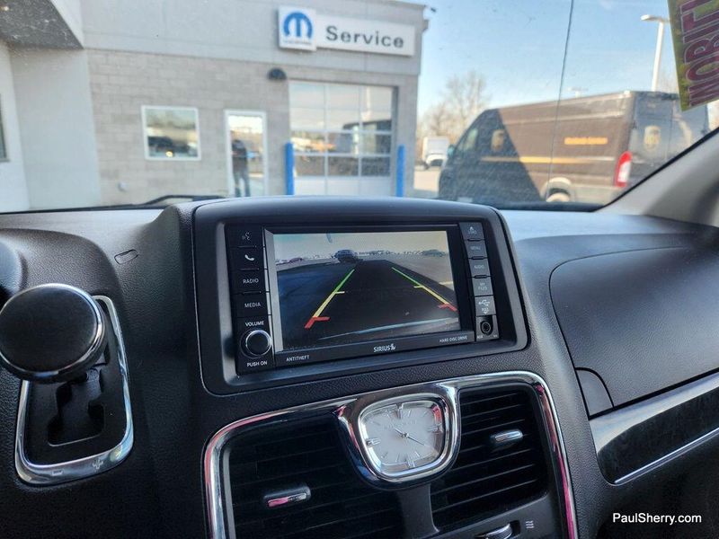 2016 Chrysler Town & Country Touring-LImage 51