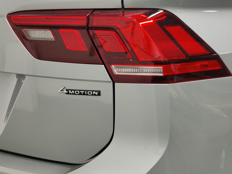 Used 2022 Volkswagen Tiguan SE AWD w/SunroofImage 5