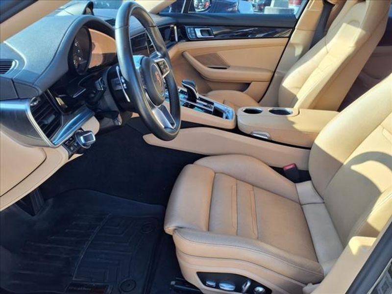 2017 Porsche Panamera BaseImage 18