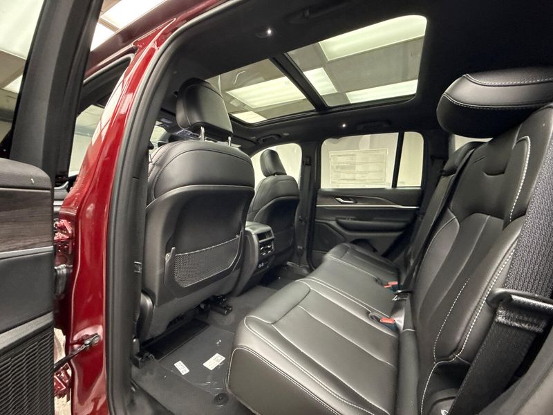 New 2025 Jeep Grand Cherokee Limited 4x4Image 19