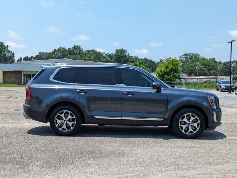 2021 Kia Telluride EX in a Gravity Grey exterior color and Blackinterior. Johnson Dodge 601-693-6343 pixelmotiondemo.com 