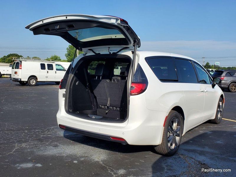 New 2026 Chrysler Pacifica SelectImage 10