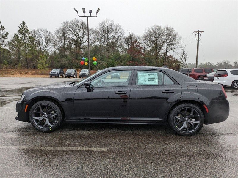 2023 Chrysler 300 Touring L RwdImage 7