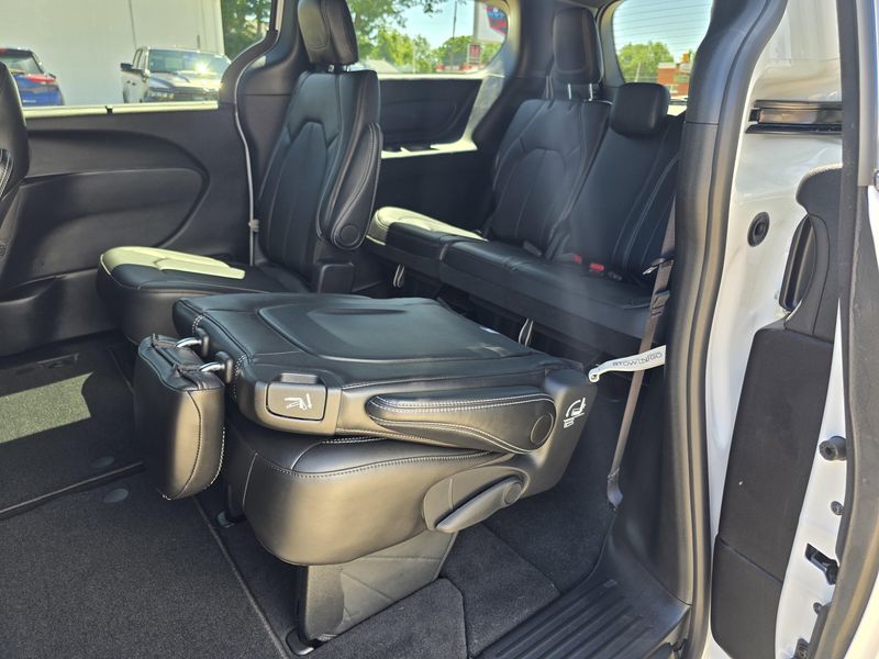 New 2025 Chrysler Pacifica SelectImage 14