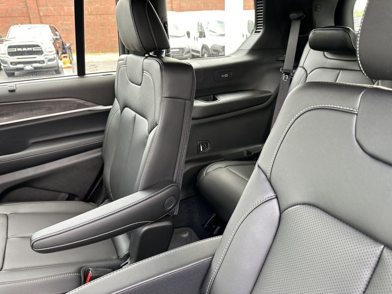 New 2025 Jeep Grand Cherokee L Limited 4x4Image 15