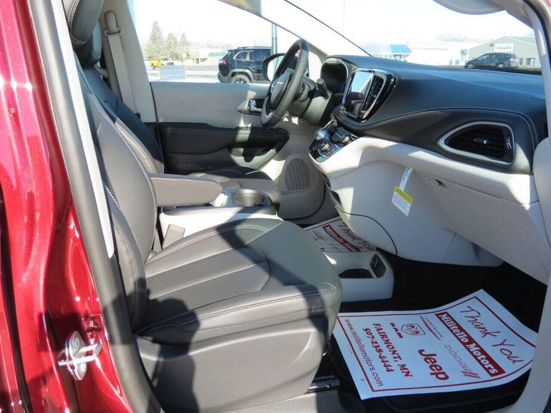 Used 2023 Chrysler Pacifica Touring L 4dr Mini VanImage 10