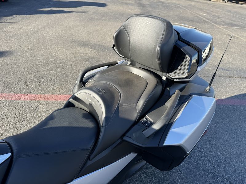 2023 Can-Am SPYDER RT LIMITED HYPER SILVER PLATINUMImage 11