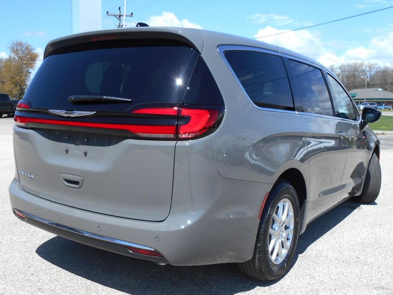2025 Chrysler Pacifica SelectImage 32