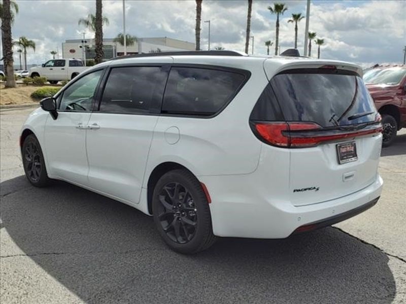 2024 Chrysler Pacifica Touring LImage 4