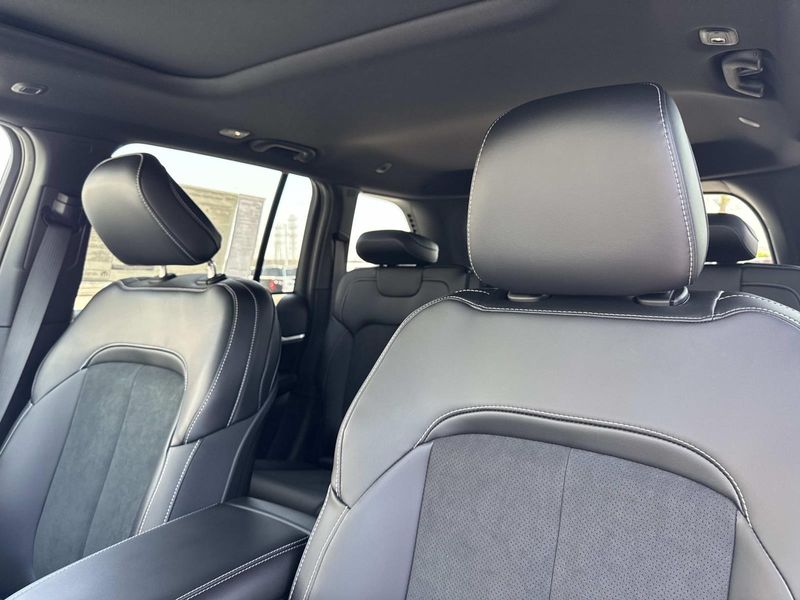 New 2026 Jeep Grand Cherokee Laredo Altitude 4x2
