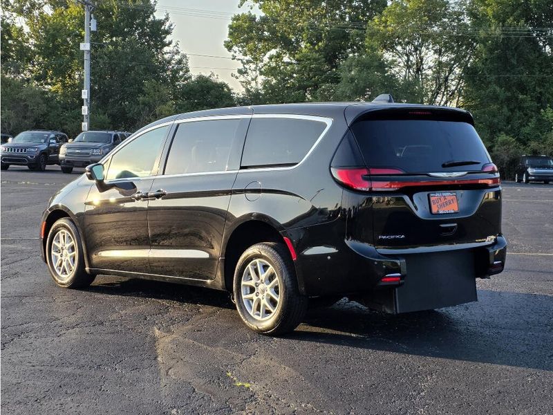 Used 2025 Chrysler Pacifica Select