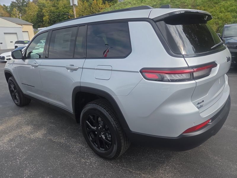 2025 Jeep Grand Cherokee Altitude photo 3